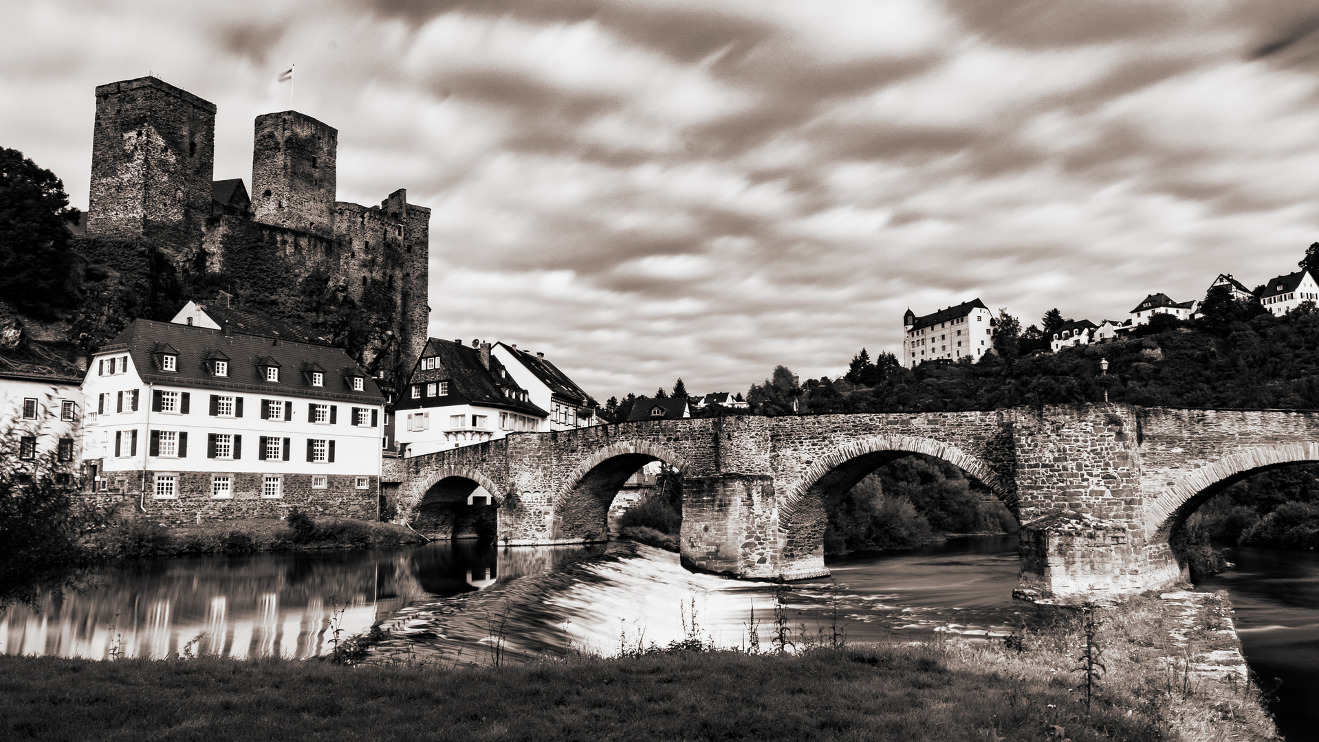 Burg Runkel mit Burg Schadeck im Hintergrund