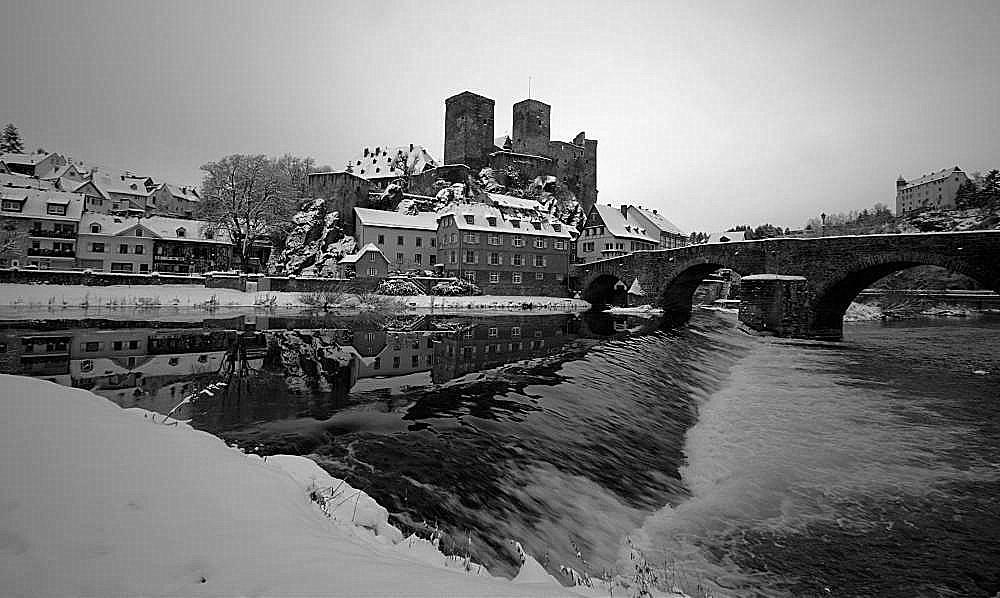 Burg Runkel/Lahn im Winter -monochrome-