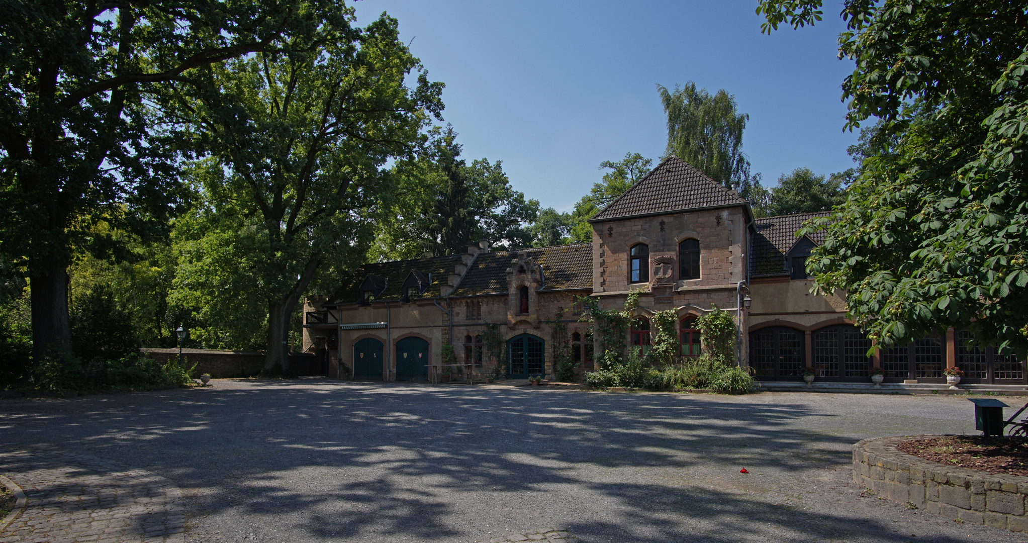 Burg Satzvey (6) Burghof