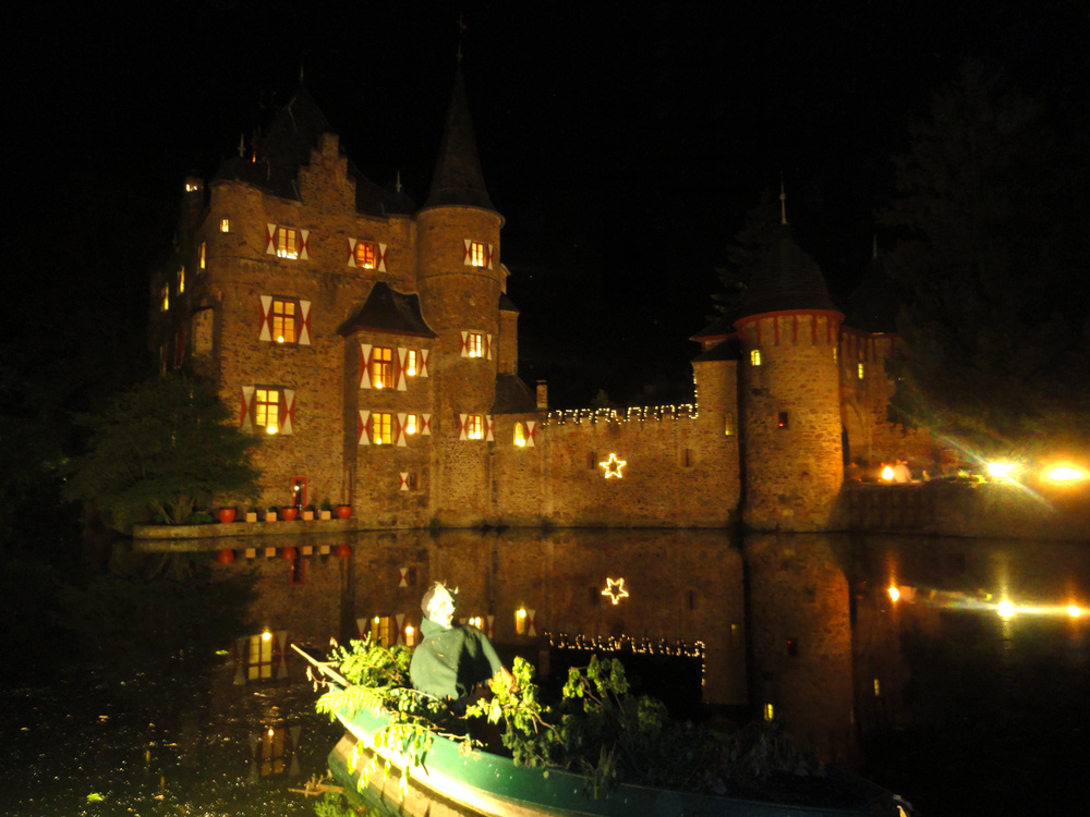 Burg Satzvey bei Nacht