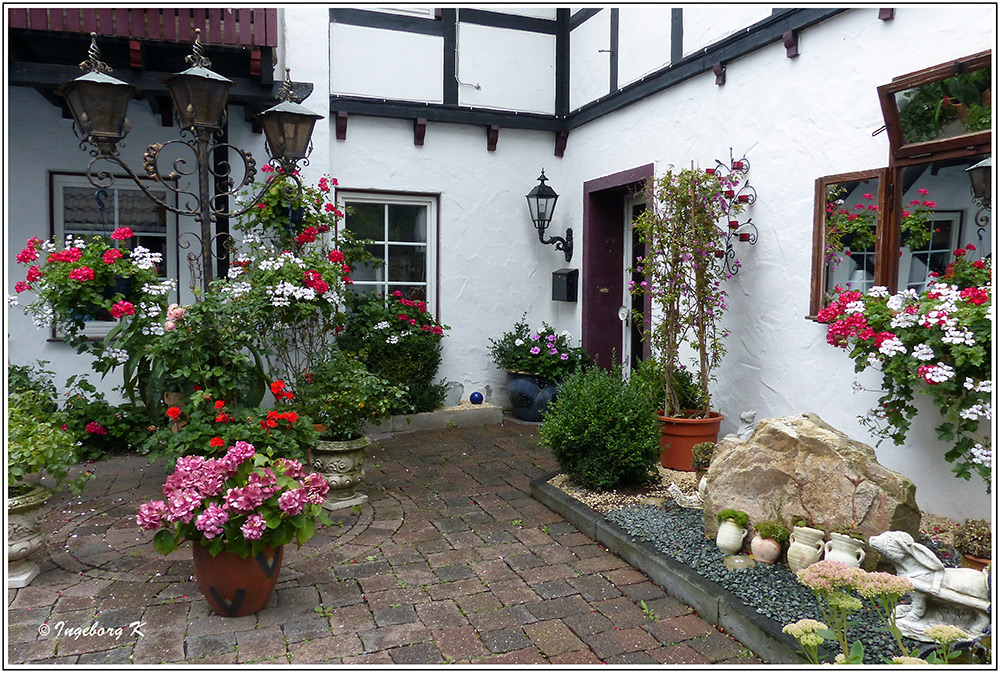 Burg Satzvey - Blumenpracht im Innenhof