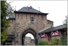 Burg Satzvey - Eingangstor zum Innenhof und Burg