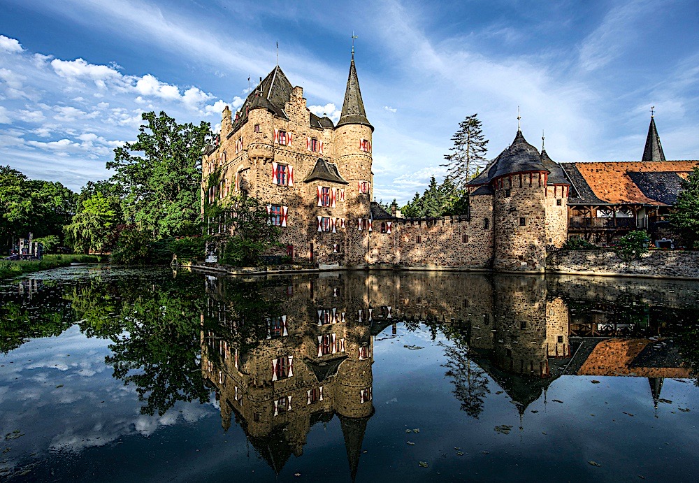 Burg Satzvey im Morgenlicht  