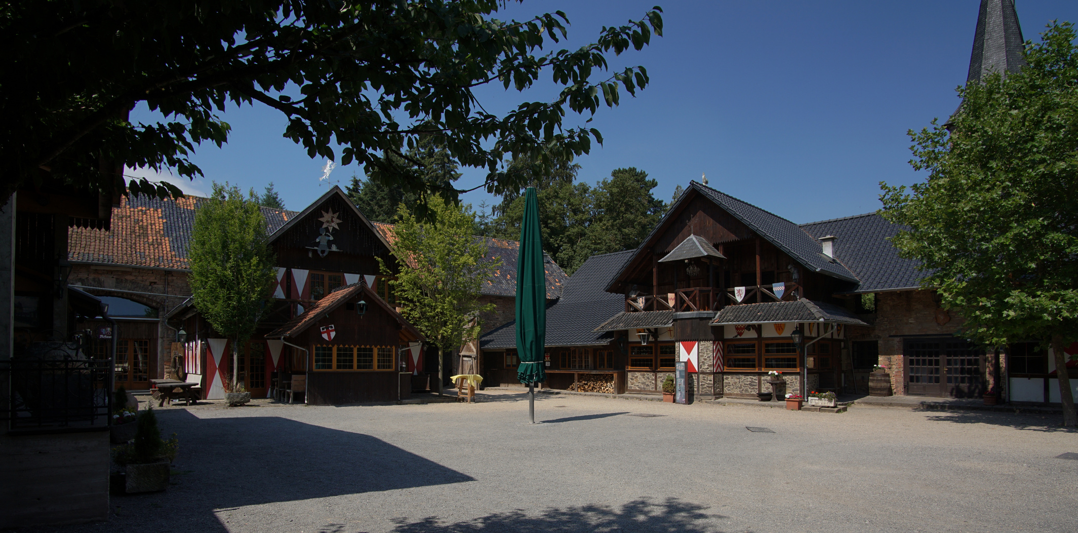 Burg Satzvey   Innenhof mit Burgschänke