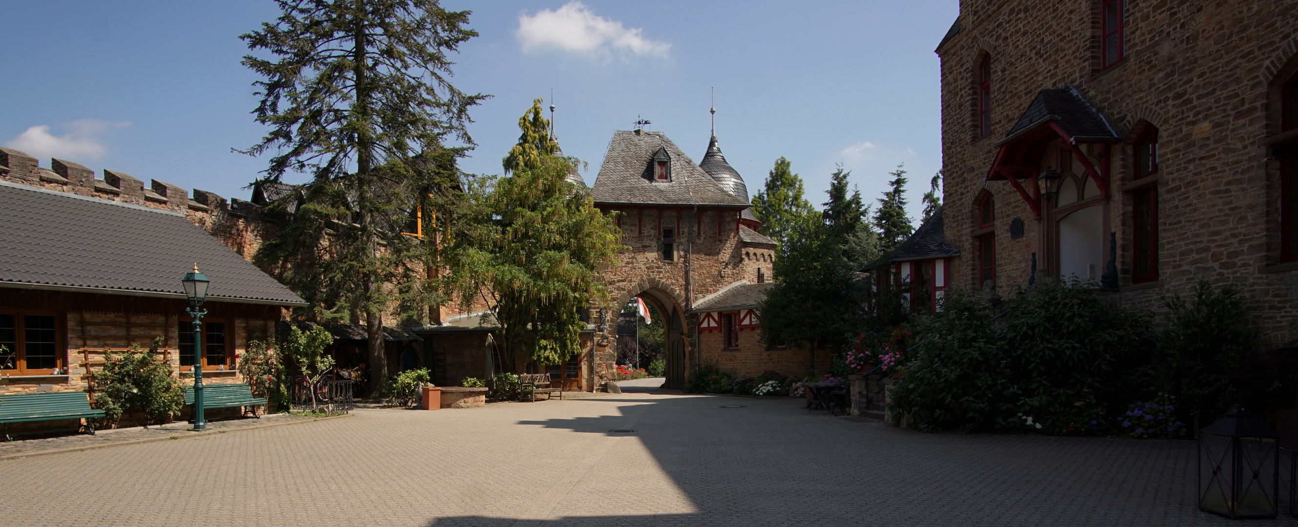 Burg Satzvey   Innenhof und Burgtor