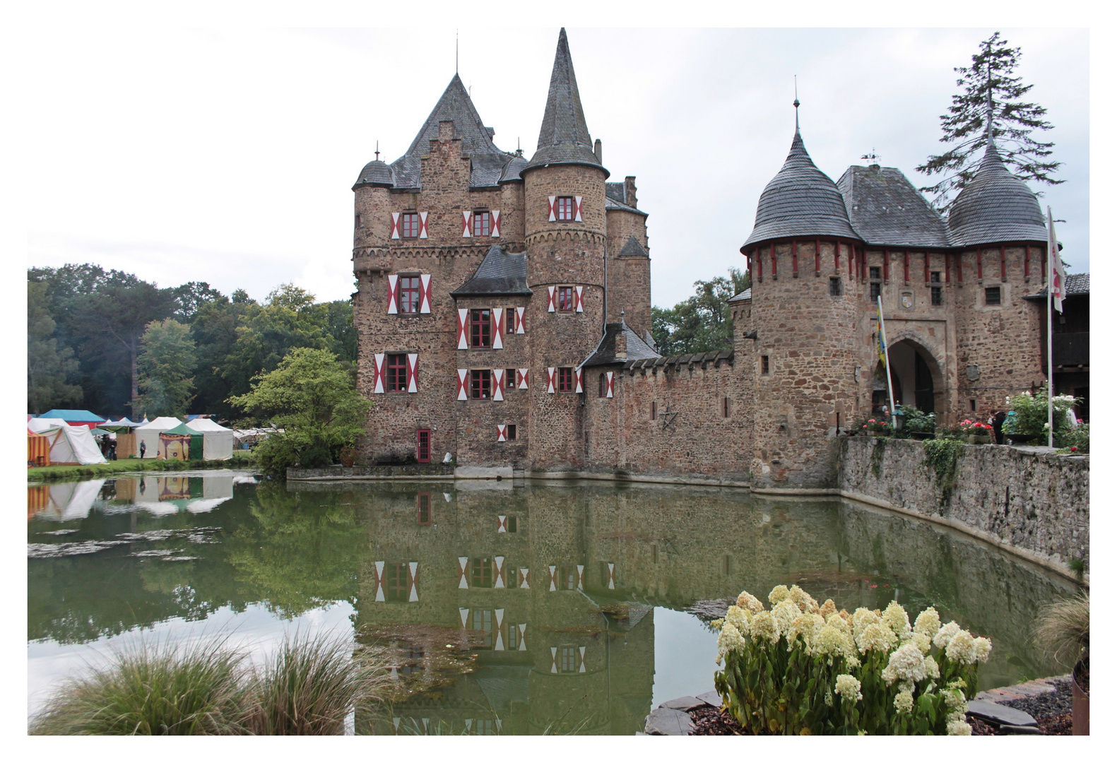 Burg Satzvey mit Spiegelung 3