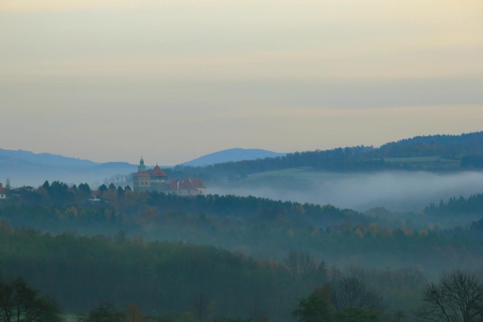 Burg Schlaining im Morgennebel