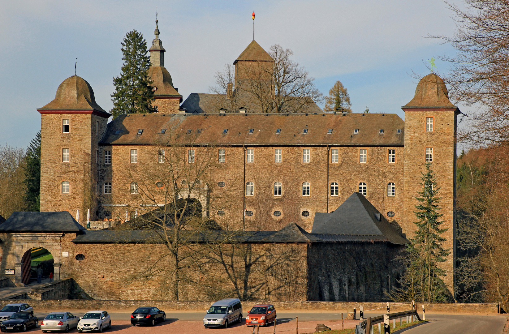 Burg Schnellenberg bei Attendorn (Sauerland) im Licht der tief stehenden Sonne 2