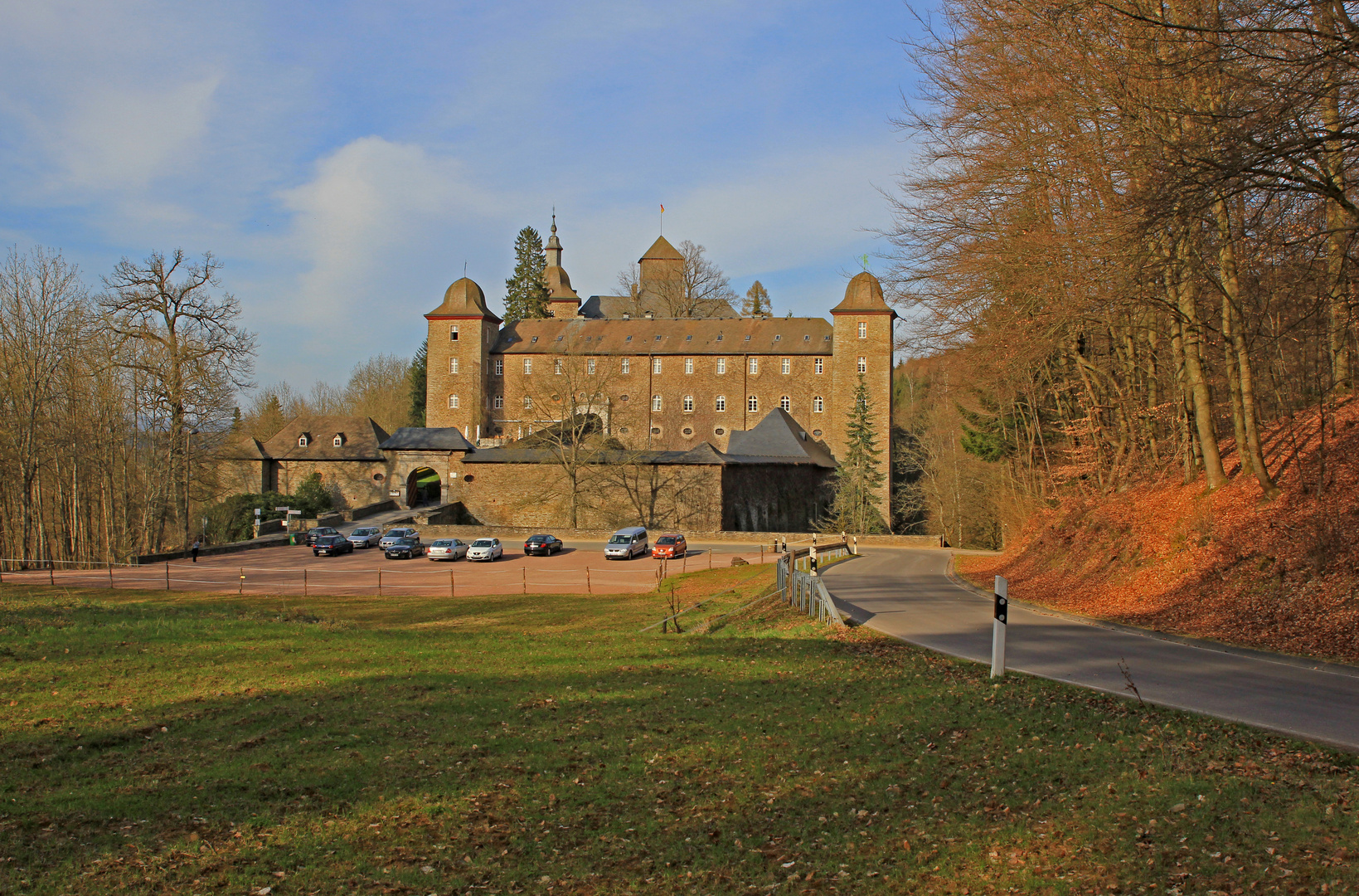 Burg Schnellenberg bei Attendorn (Sauerland) im Licht der tief stehenden Sonne 3