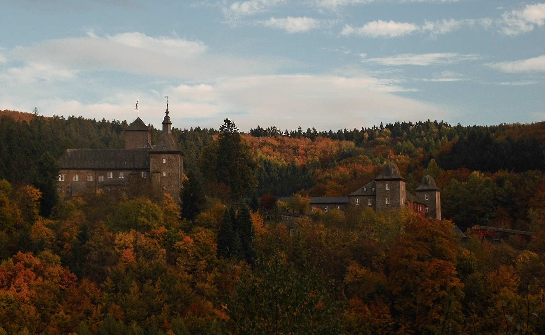 Burg Schnellenberg im Herbst