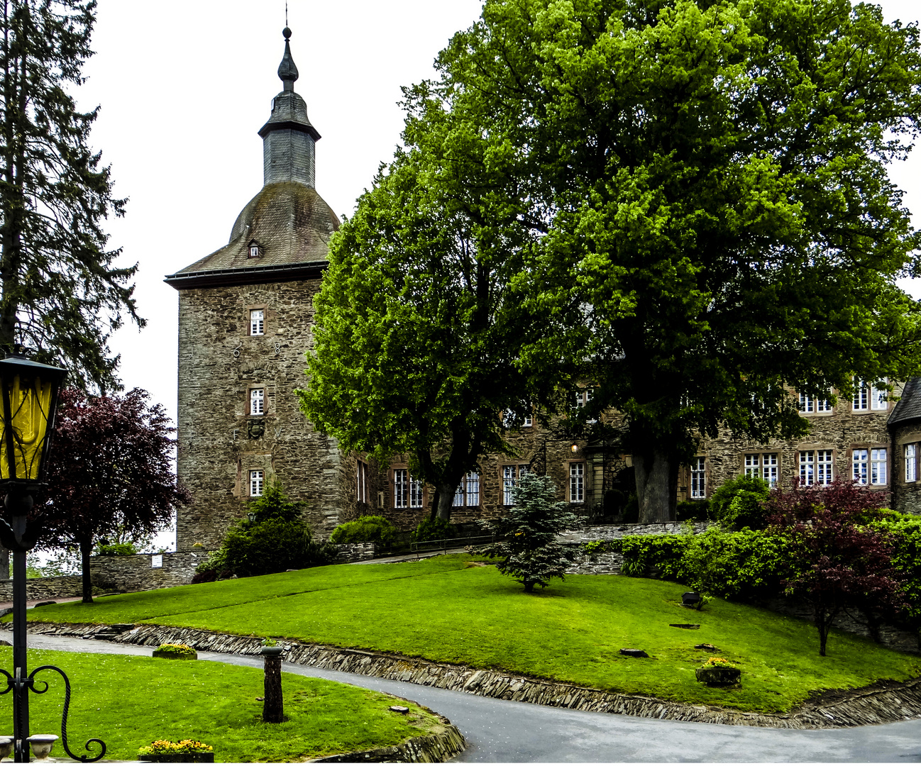 Burg Schnellenberg im Sauerland bei Regenwetter