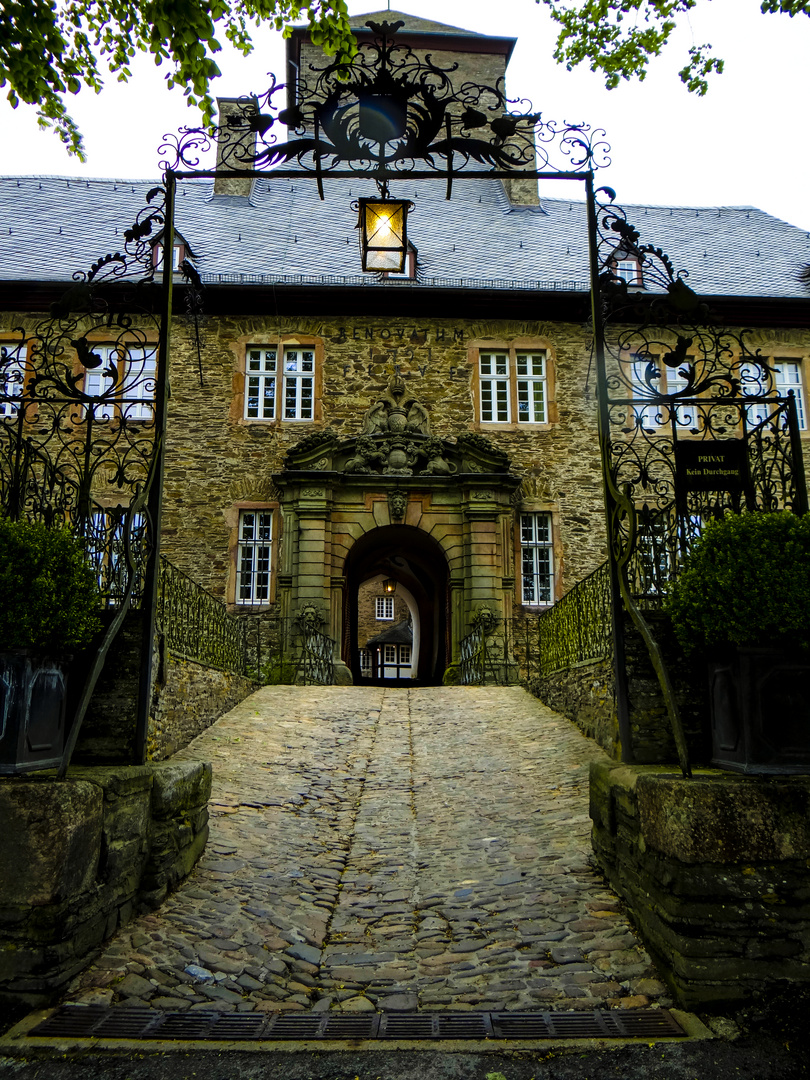 Burg Schnellenberg im Sauerland bei Regenwetter. Das Tor zur Kernburg - heute Zugang zum Hotel