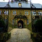 Burg Schnellenberg im Sauerland bei Regenwetter. Das Tor zur Kernburg - heute Zugang zum Hotel