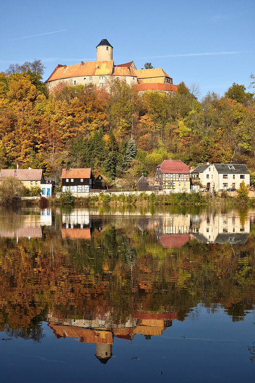 Burg Schönfels............, im Spiegelbild der Farben