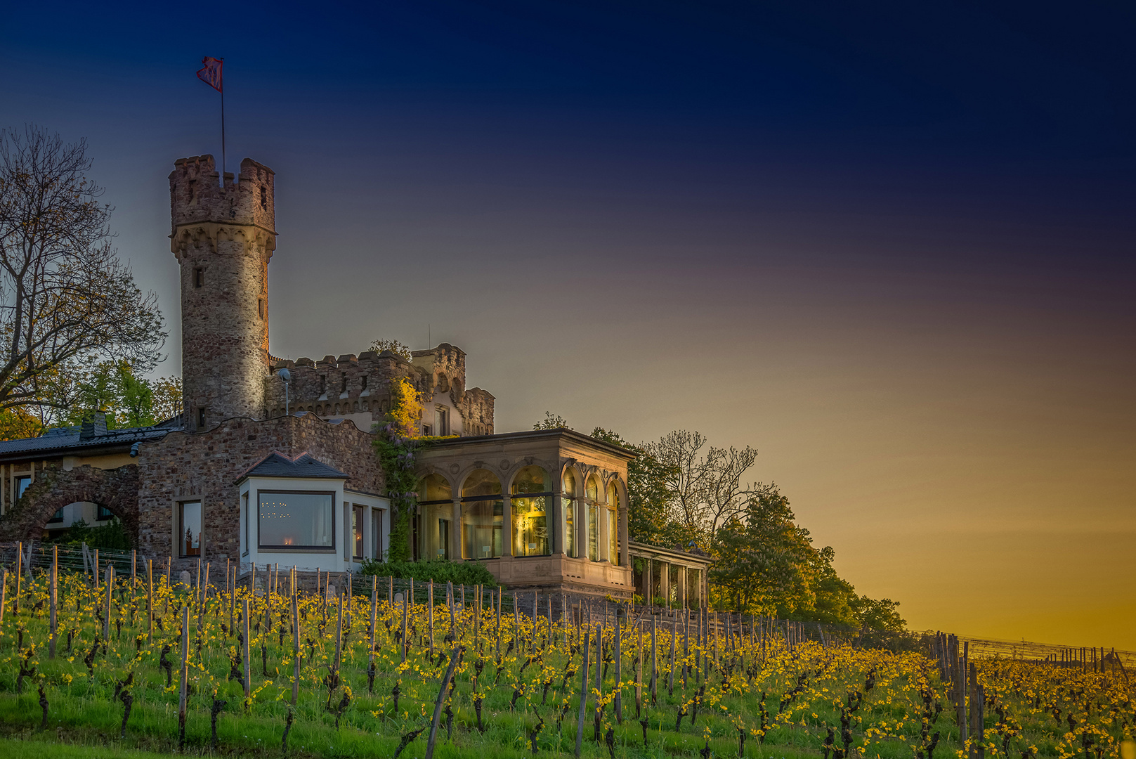 Burg Schwarzenstein in Johannisberg am Morgen