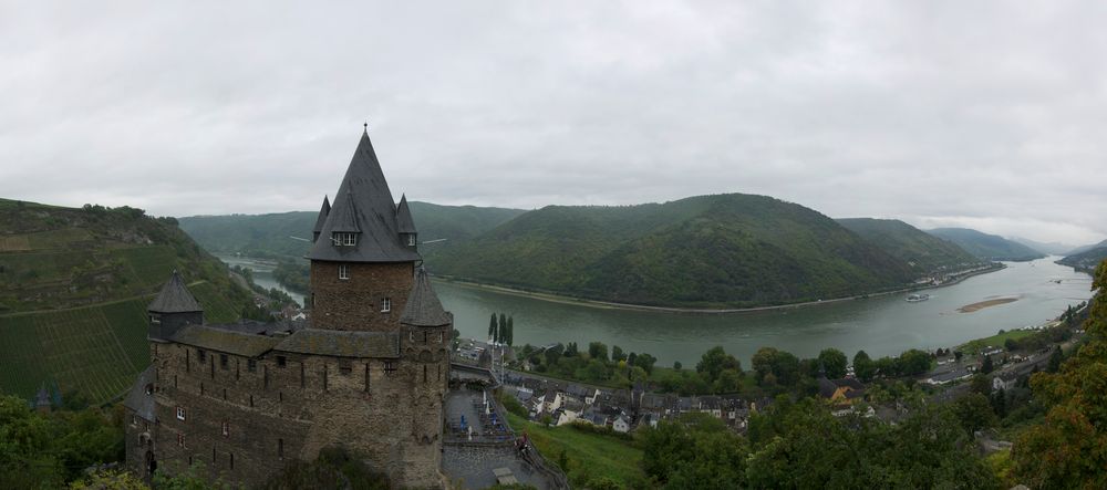 Burg Stahleck mit Blick auf den Rhein