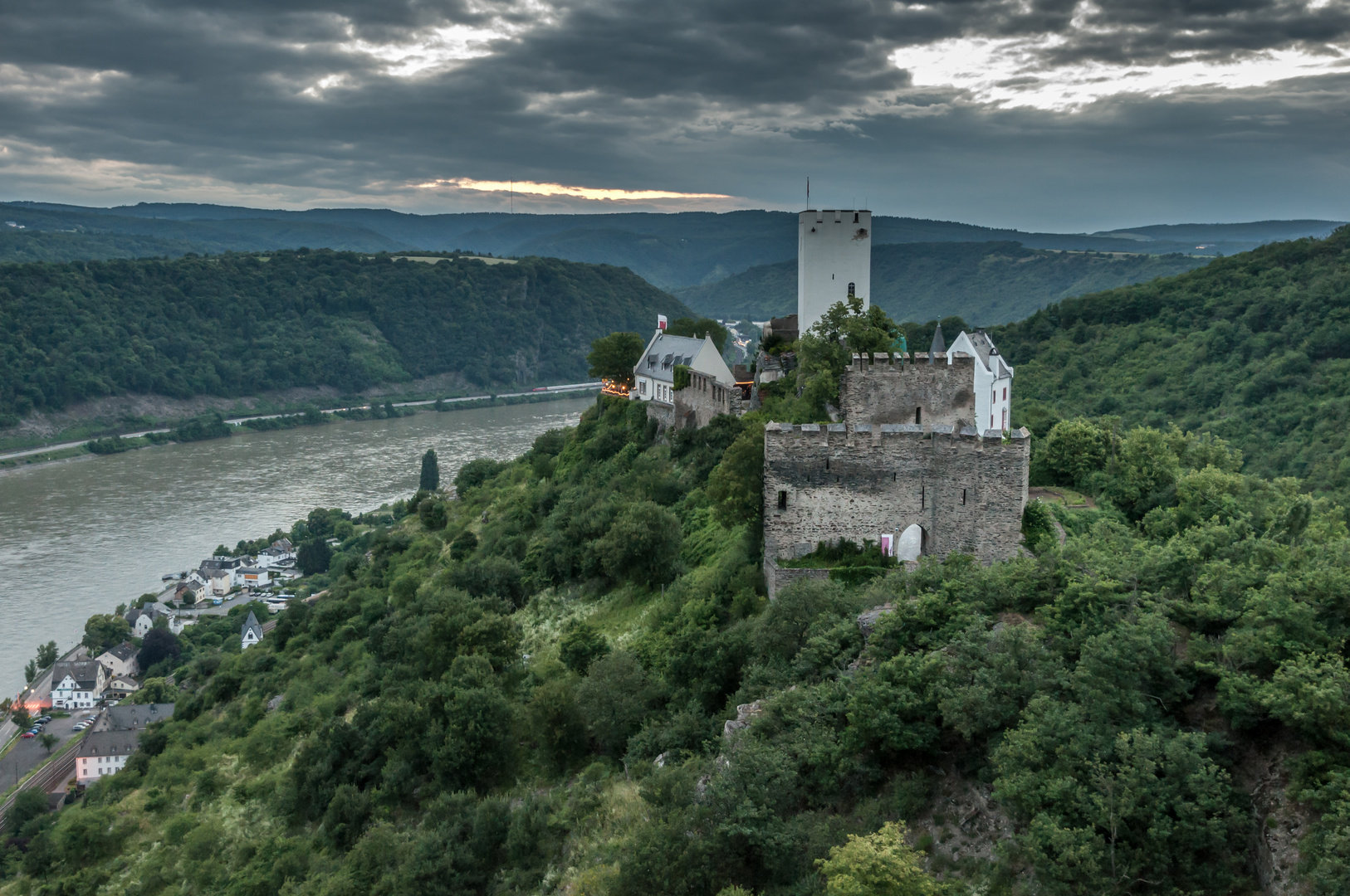Burg Sterrenberg zur blauen Stunde