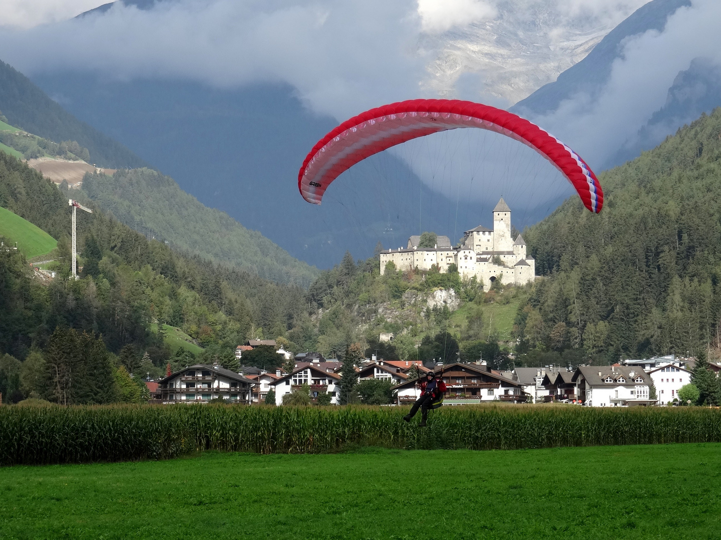 Burg Taufers unter rotem Schirm