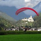 Burg Taufers unter rotem Schirm