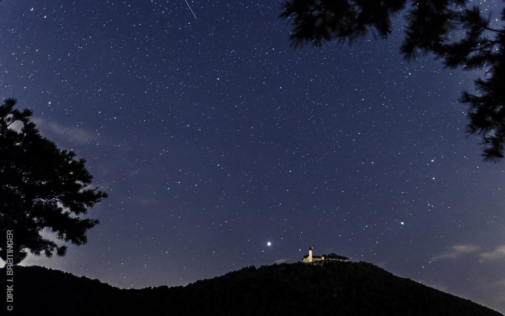 Burg Teck am Rande der Schwäbischen Alb in einer Augustnacht mit einem Persidenmeteroit