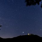 Burg Teck am Rande der Schwäbischen Alb in einer Augustnacht mit einem Persidenmeteroit