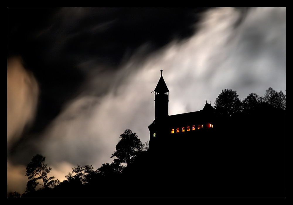 Burg Teck bei Nacht und Wolken