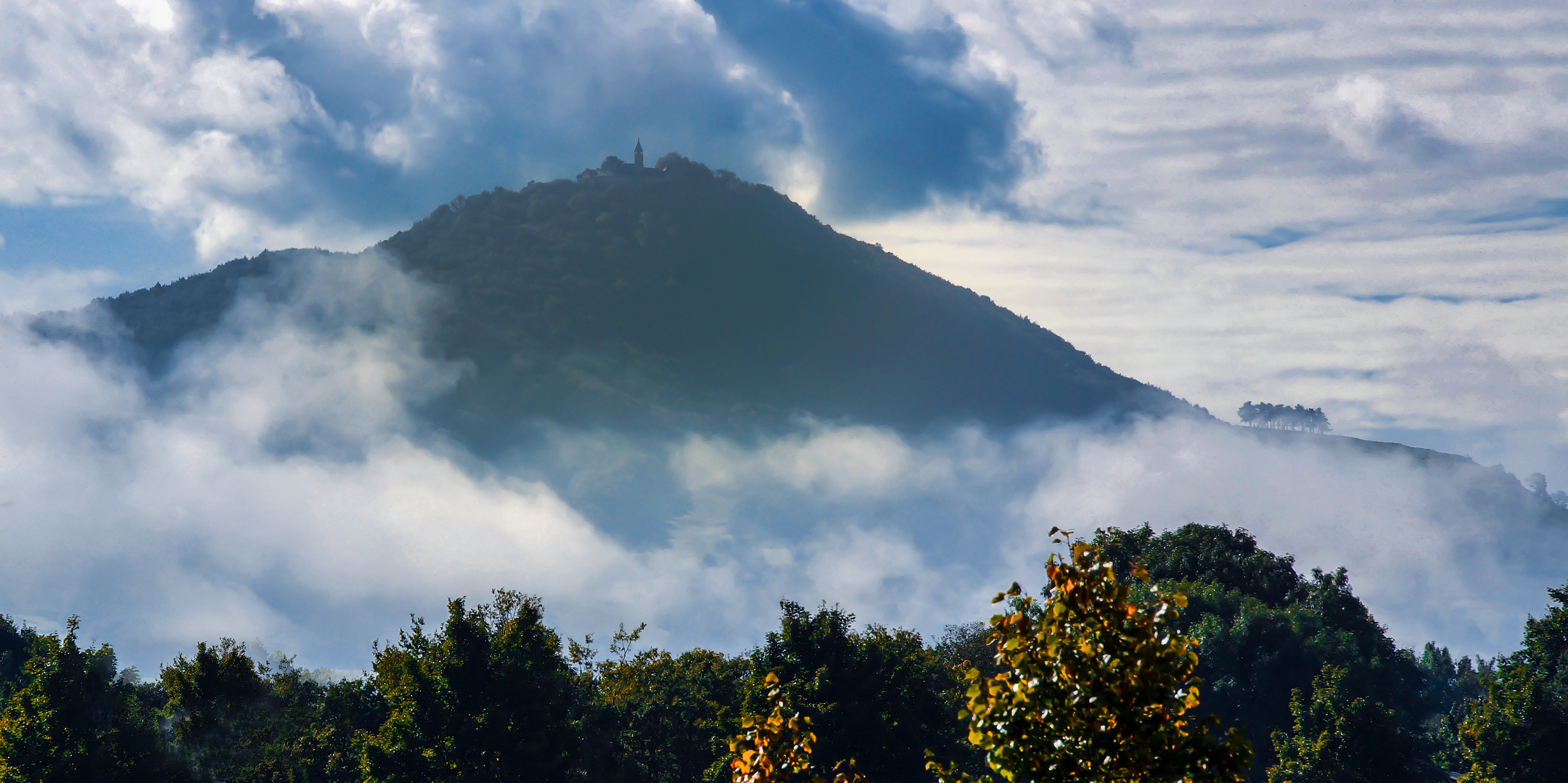 Burg Teck im sich auflösenden Nebel