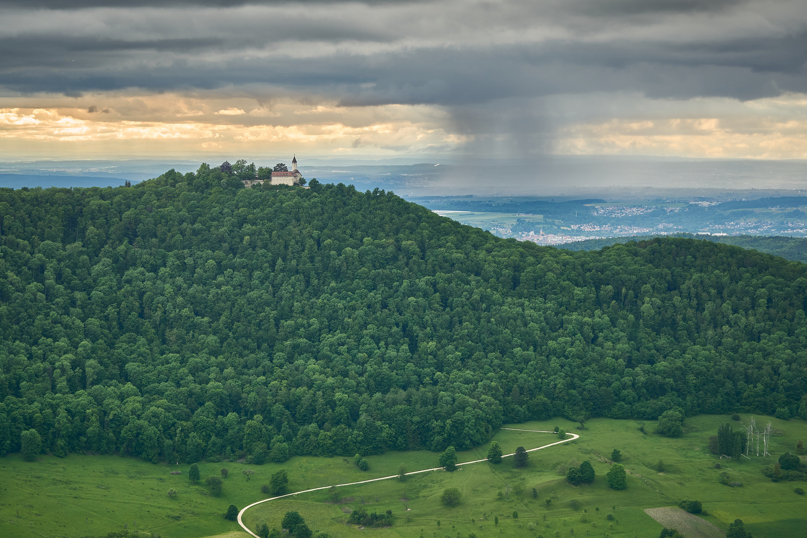 Burg Teck zwischen Sonne, Wolken und Regen