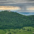 Burg Teck zwischen Sonne, Wolken und Regen