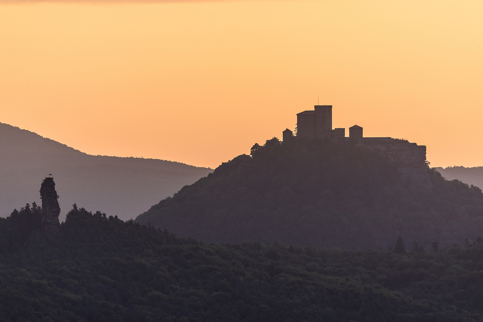 Burg Trifels am frühen Morgen 