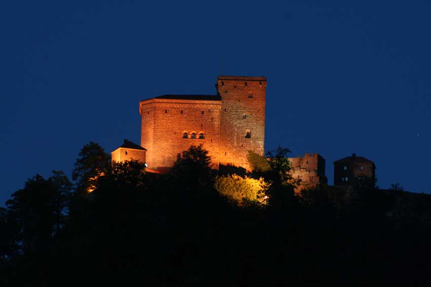 Burg Trifels bei Nacht