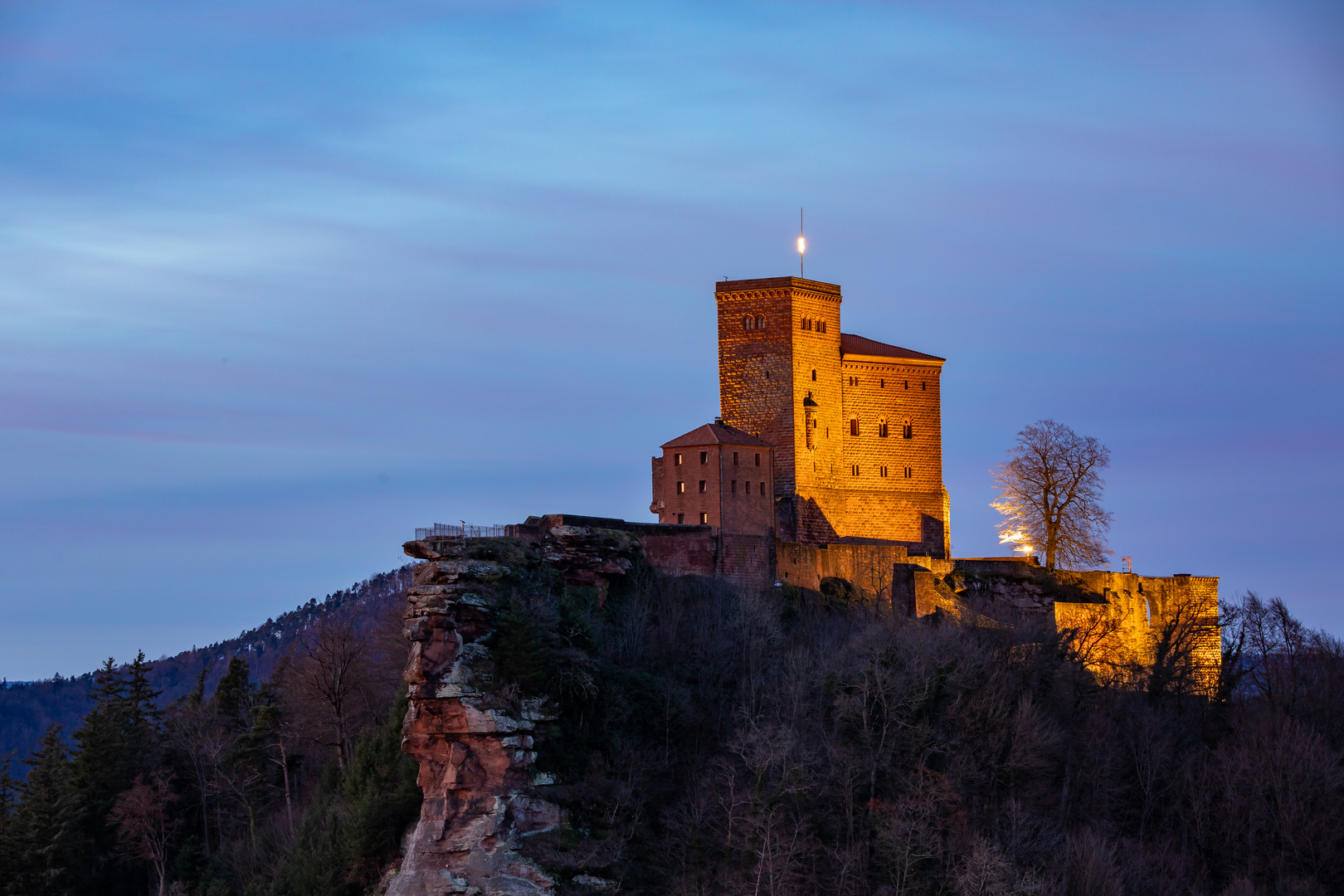 Burg Trifels im Abendkleid