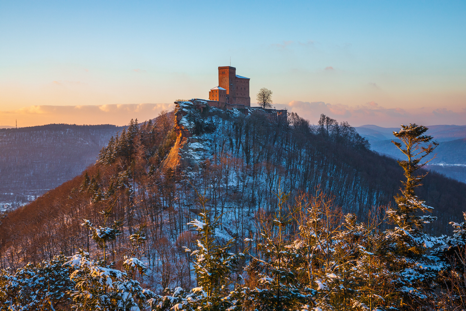 Burg Trifels im Abendlicht