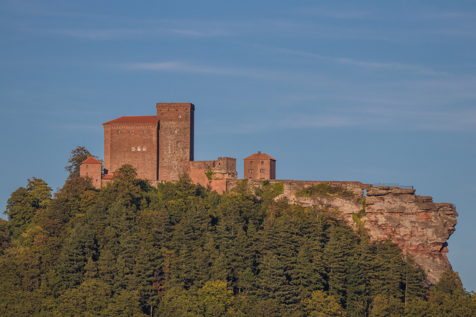 Burg Trifels im Abendlicht