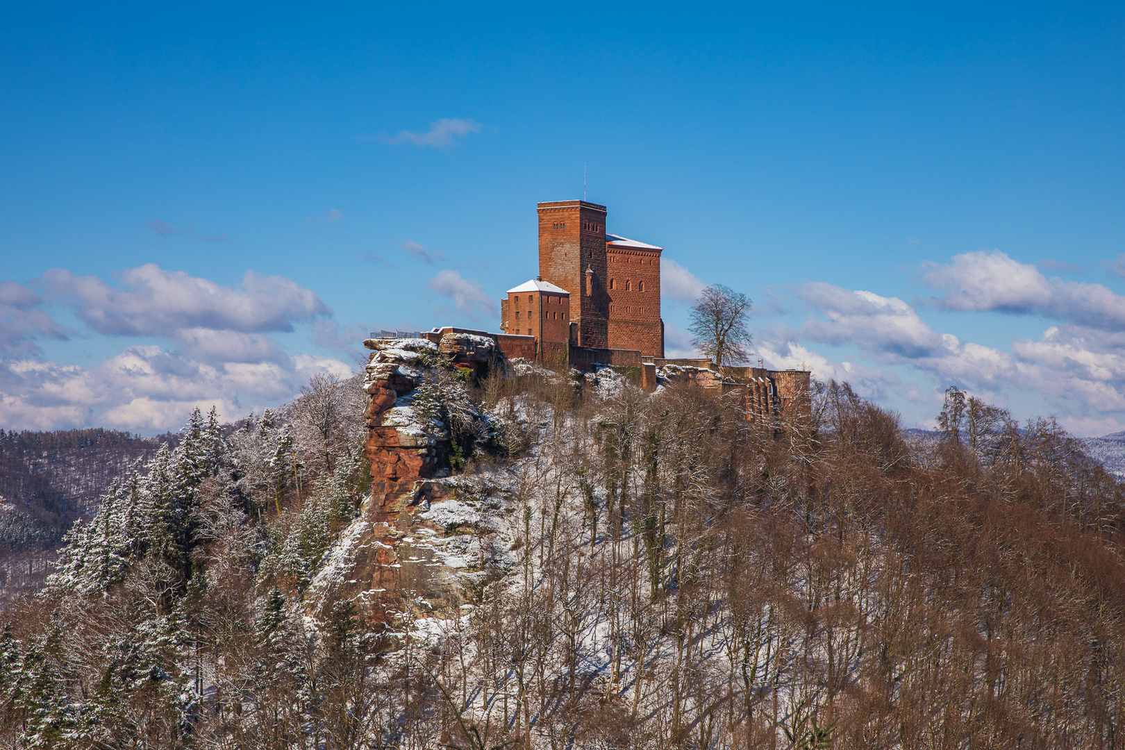 Burg Trifels im leichten Winterkleid