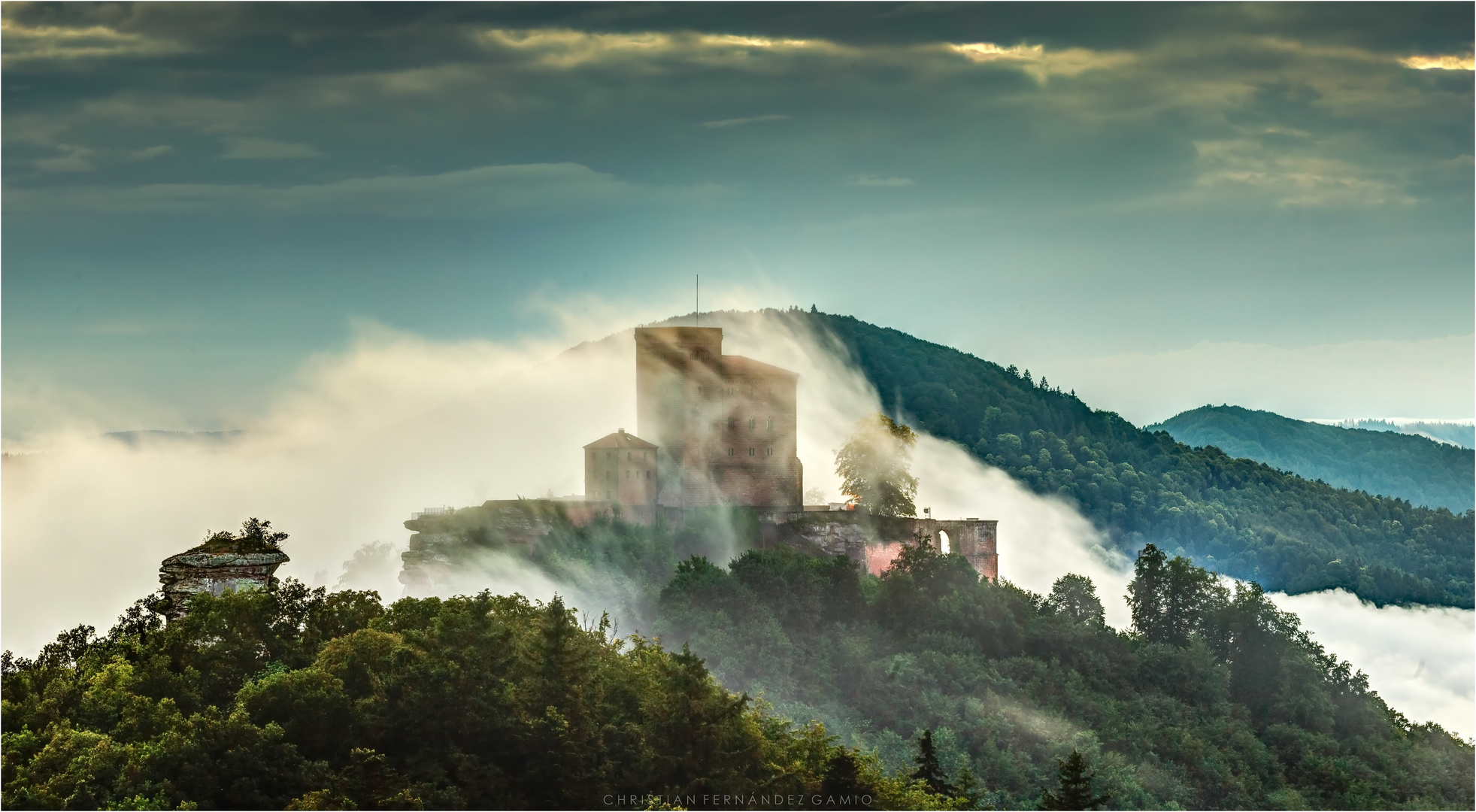 Burg Trifels im Nebelschleier