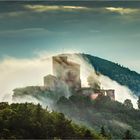 Burg Trifels im Nebelschleier