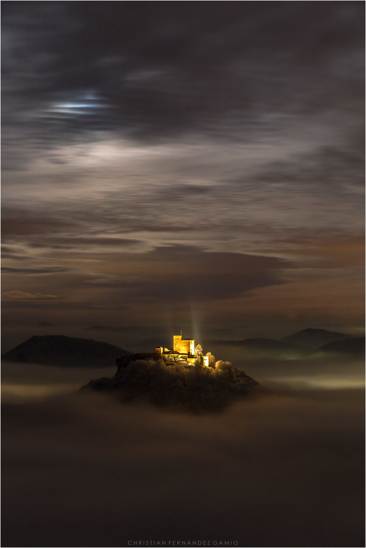 Burg Trifels in einer nebeligen Nacht