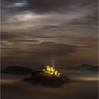 Burg Trifels in einer nebeligen Nacht