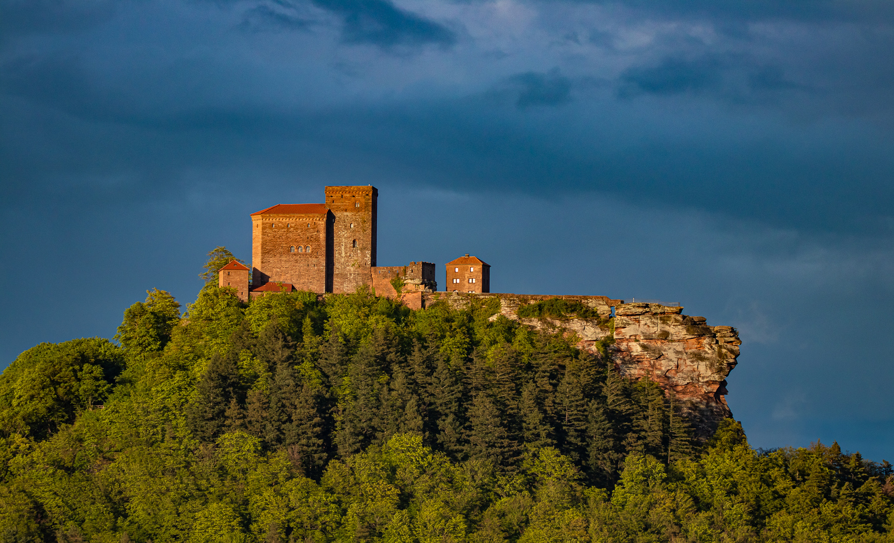 Burg Trifels mal dramatisch