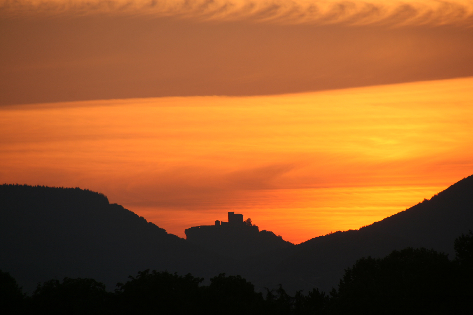 Burg Trifels nach Sonnenuntergang