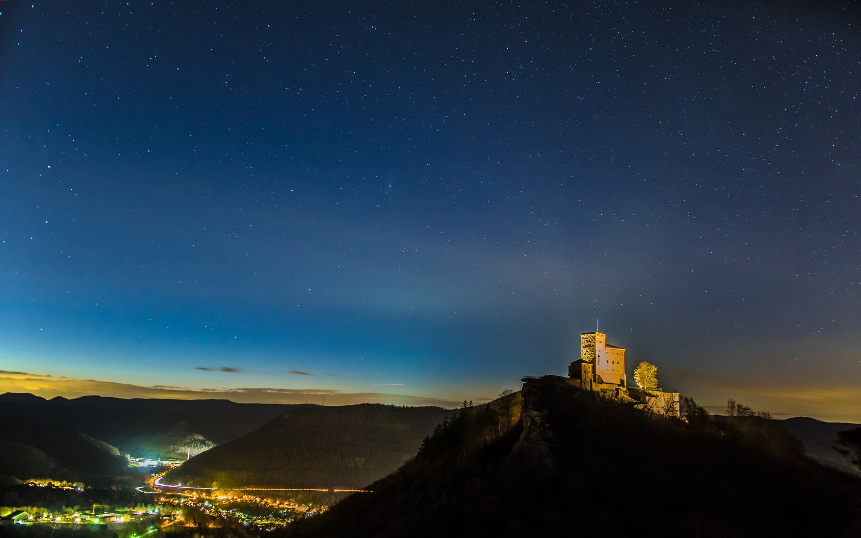 Burg Trifels unter Sternen