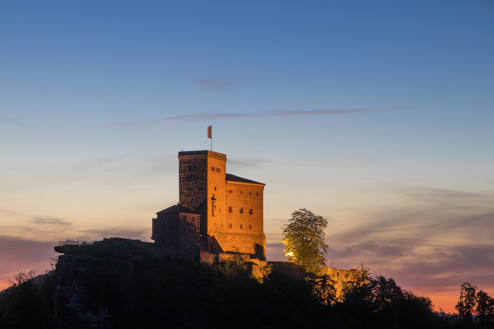 Burg Trifels zur blauen Stunde