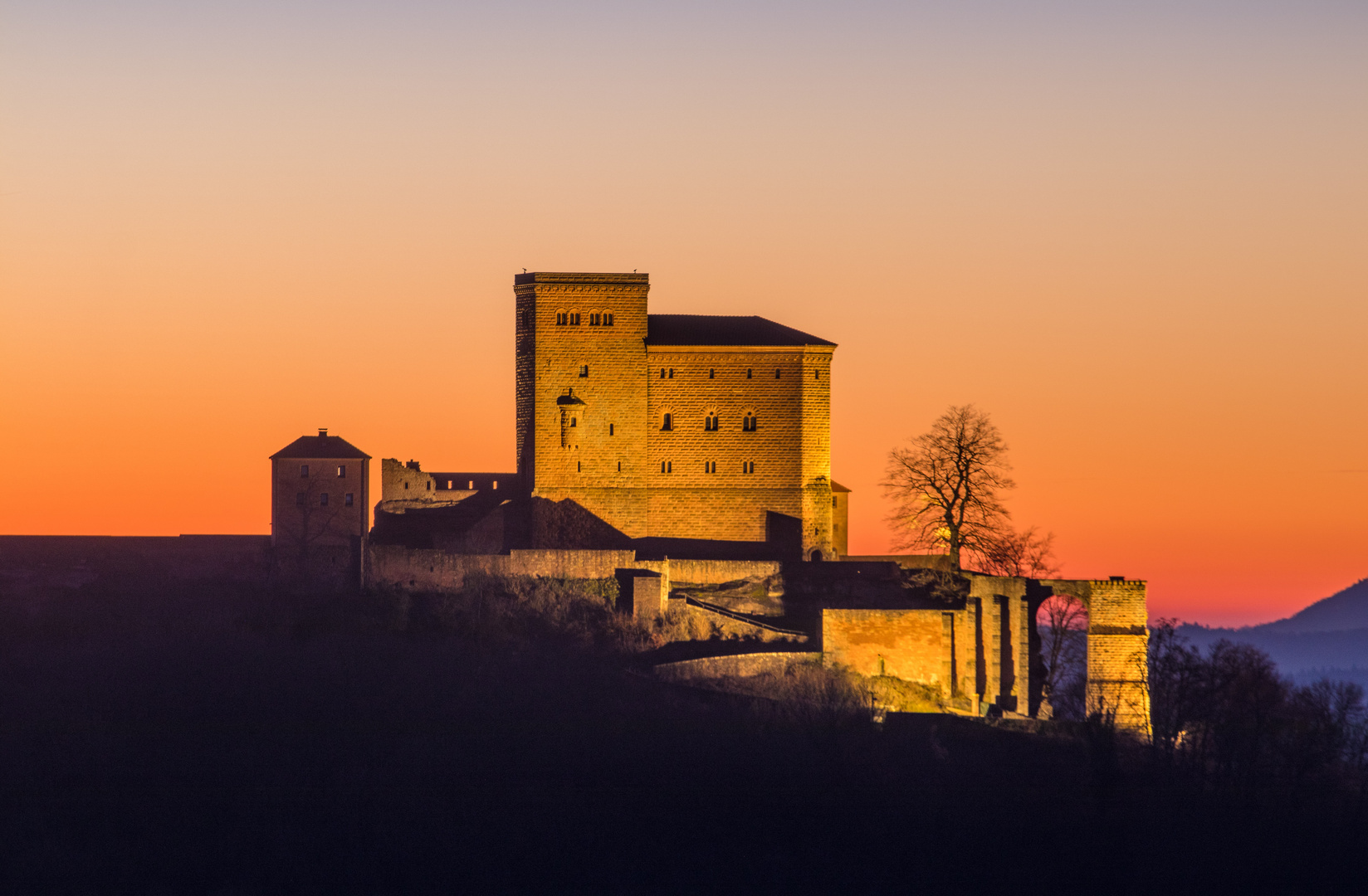 Burg Trifels zur blauen Stunde