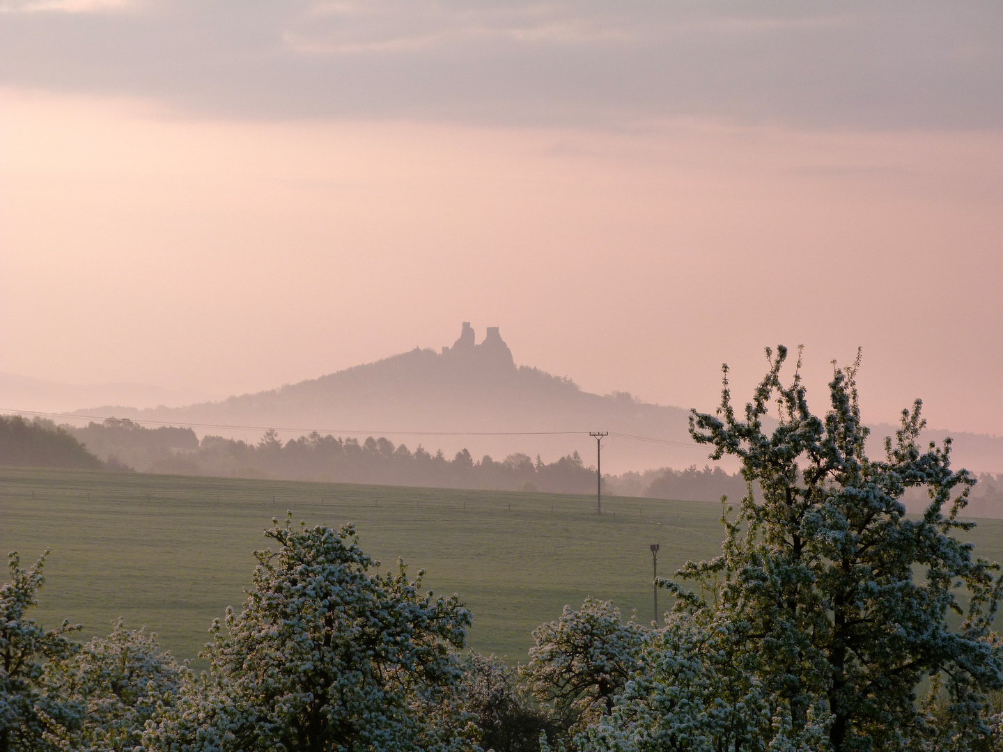 Burg Trosky im Morgendunst