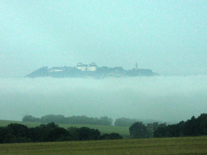 Burg über dem Nebel