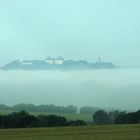 Burg über dem Nebel