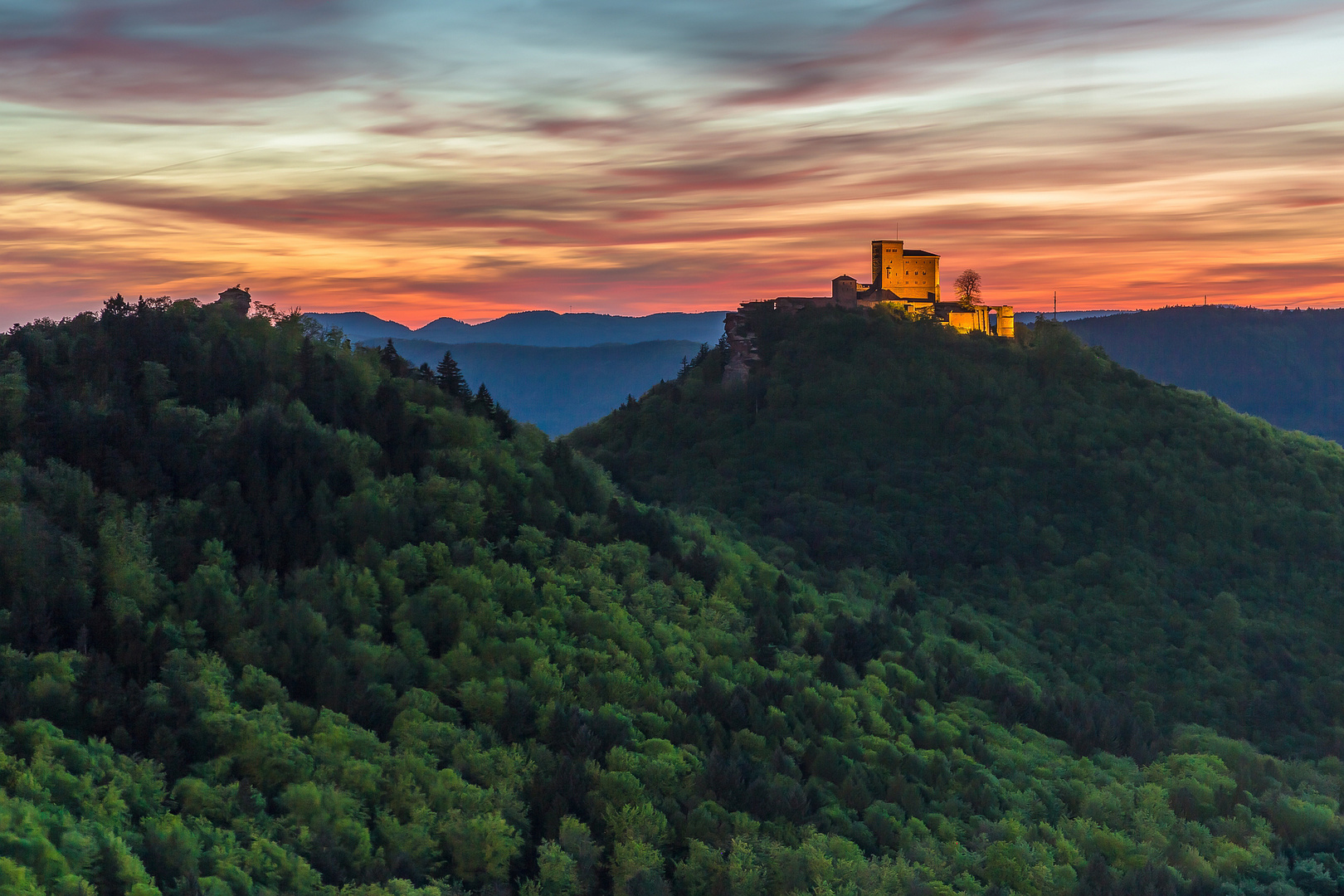 Burg und Himmel .... Ton in Ton