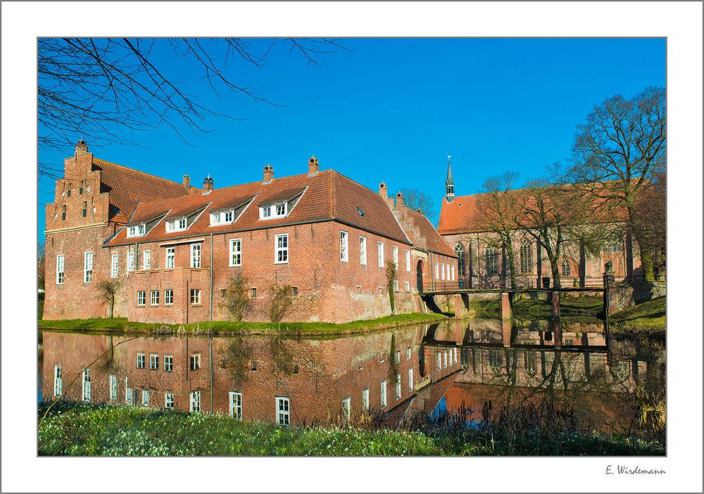 Burg und Kirche in Hinte (Ostfriesland)