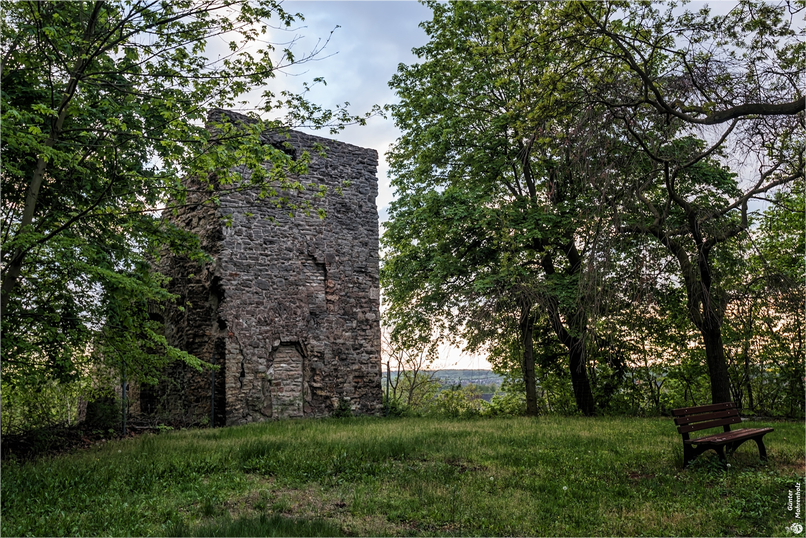 Burg- und Kirchenruine?